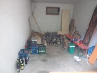 garáž s prázdným chlastem