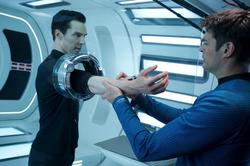 STAR TREK: DO TEMNOTY, Star Trek Into Darkness - Benedict Cumberbatch, Karl Urban
